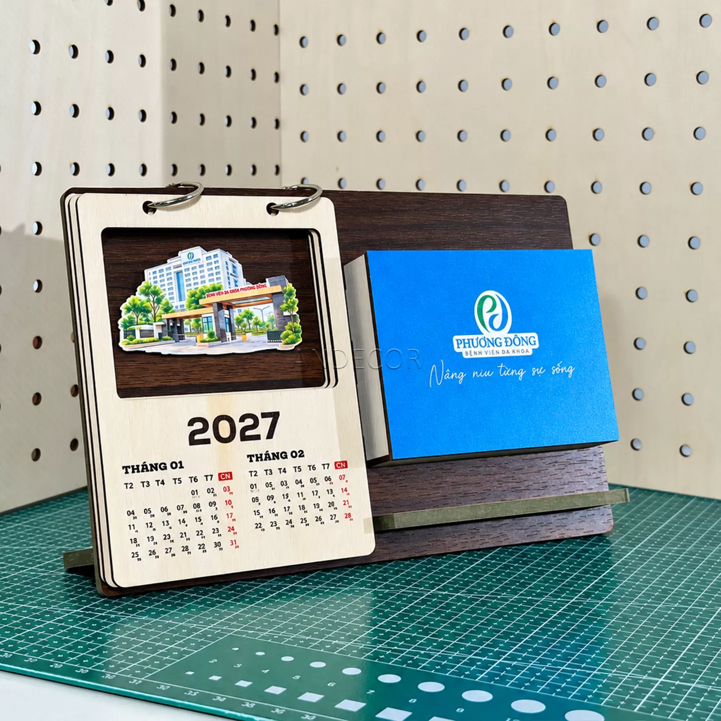 Lịch Gỗ Để Bàn 2027 Khung Hình 3D – Quà Tặng Doanh Nghiệp In Logo Theo Yêu Cầu | ANDECOR