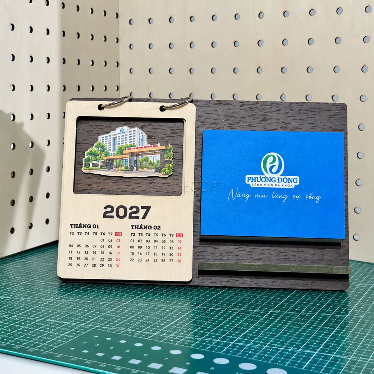 Lịch Gỗ Để Bàn 2027 Khung Hình 3D – Quà Tặng Doanh Nghiệp In Logo Theo Yêu Cầu | ANDECOR