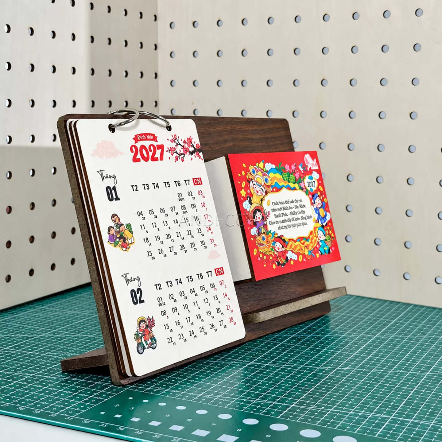 Lịch Gỗ Để Bàn 2027 Múa Lân Đón Xuân – Quà Tết Doanh Nghiệp In Logo Theo Yêu Cầu | ANDECOR