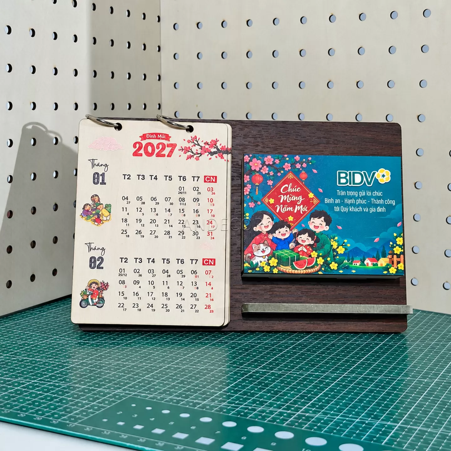 Lịch Gỗ Để Bàn 2027 Kết Hợp Khung Ảnh – Quà Tết Doanh Nghiệp In Logo Theo Yêu Cầu | ANDECOR