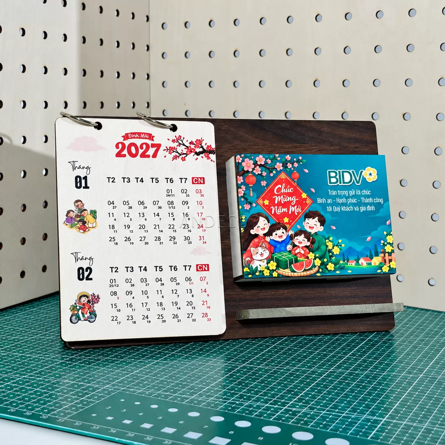 Lịch Gỗ Để Bàn 2027 Kết Hợp Khung Ảnh – Quà Tết Doanh Nghiệp In Logo Theo Yêu Cầu | ANDECOR