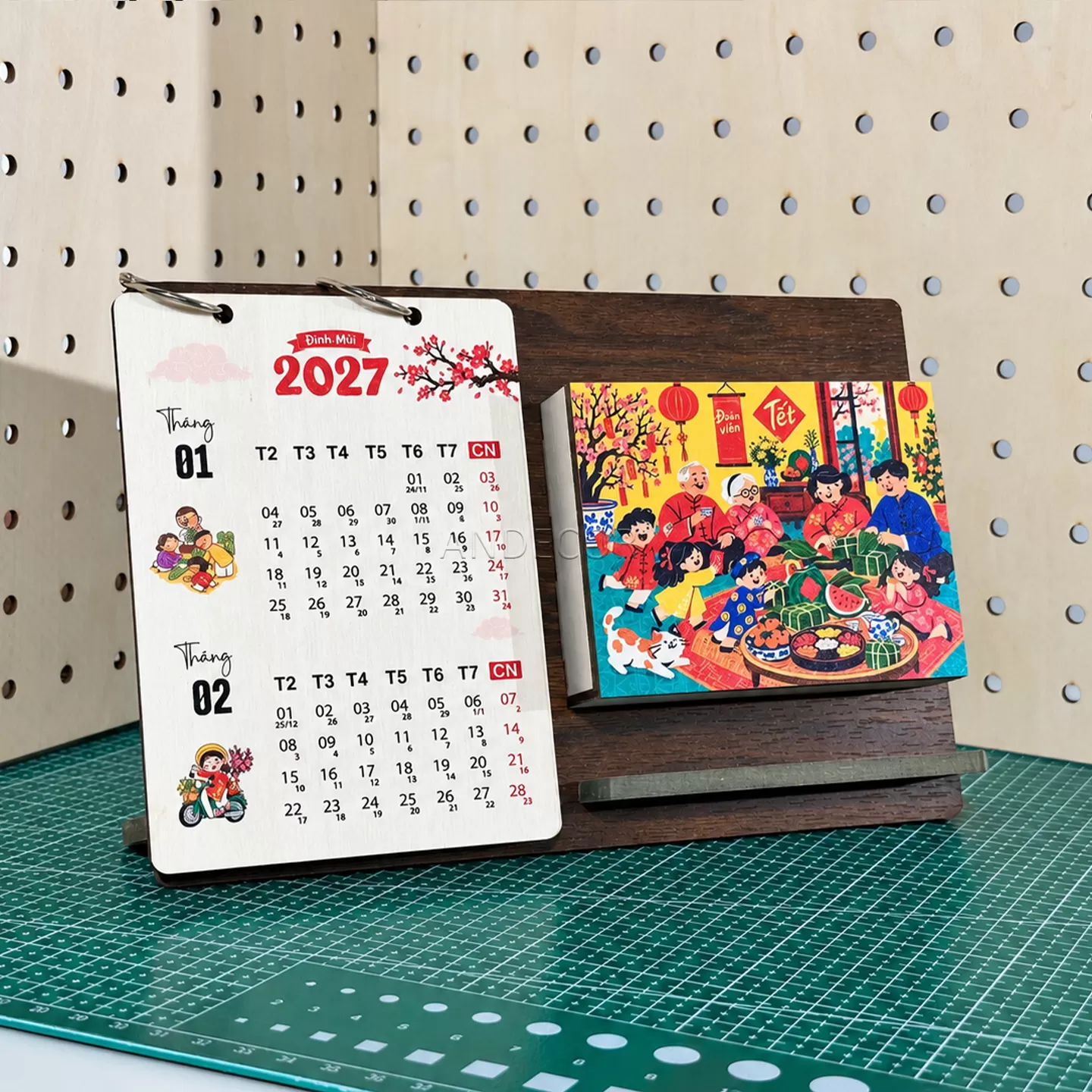 Lịch Gỗ Để Bàn 2027 Tết Đoàn Viên – Khung Ảnh Gỗ In Logo Quà Tặng Doanh Nghiệp | ANDECOR