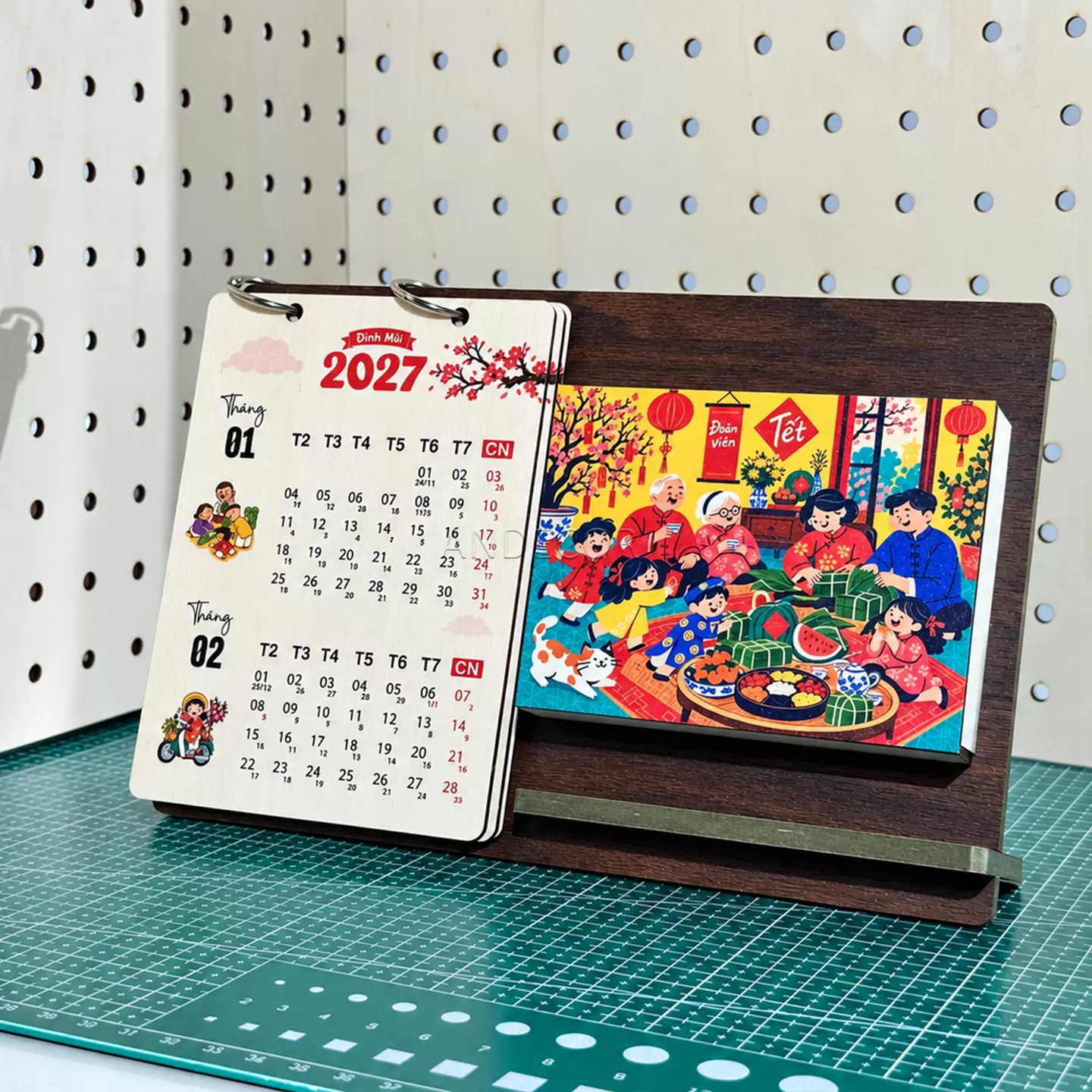 Lịch Gỗ Để Bàn 2027 Tết Đoàn Viên – Khung Ảnh Gỗ In Logo Quà Tặng Doanh Nghiệp | ANDECOR