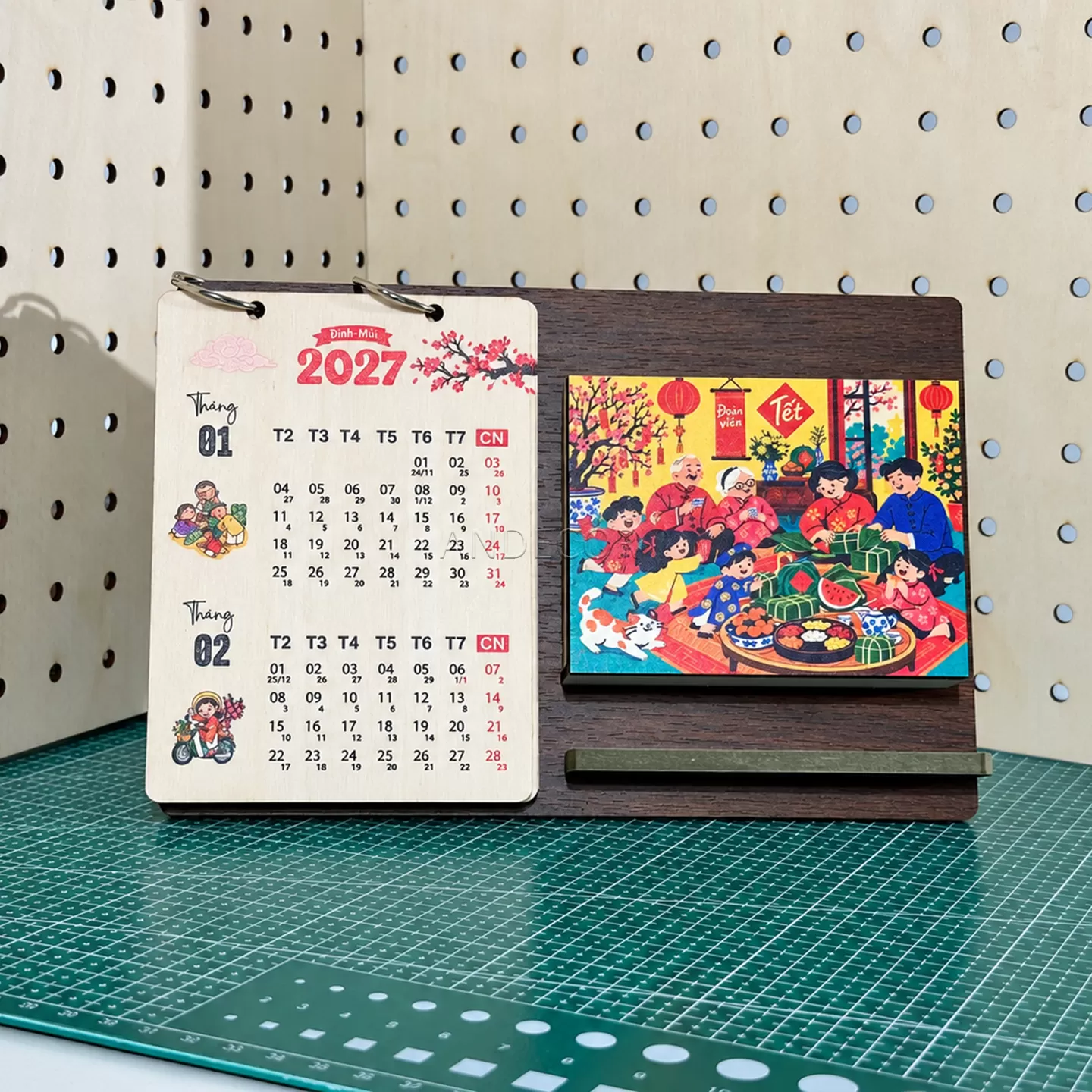 Lịch Gỗ Để Bàn 2027 Tết Đoàn Viên – Khung Ảnh Gỗ In Logo Quà Tặng Doanh Nghiệp | ANDECOR
