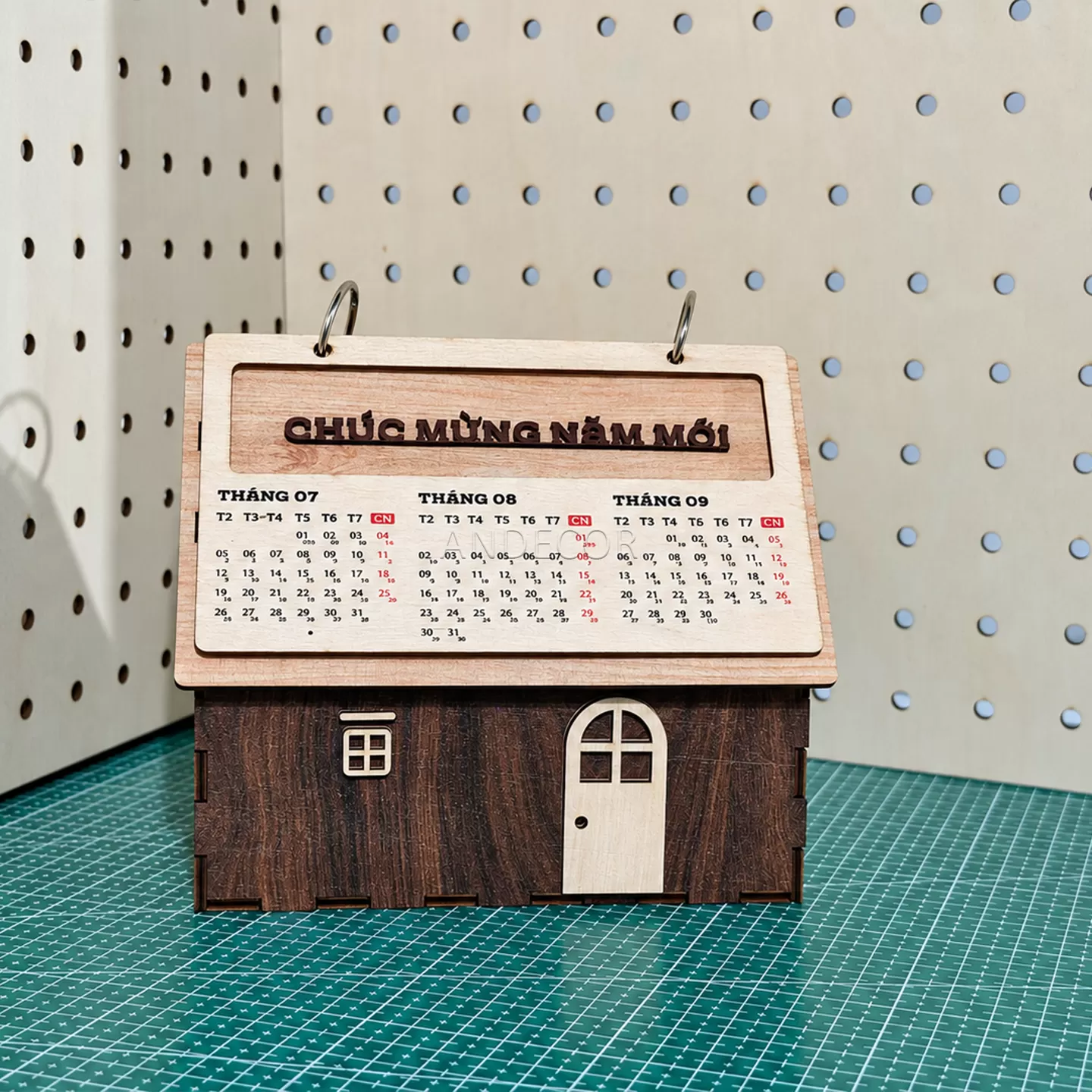 Lịch Gỗ Để Bàn 2027 Mô Hình Ngôi Nhà Tối Giản – Lịch Gỗ 3 Tháng In Logo Theo Yêu Cầu | ANDECOR