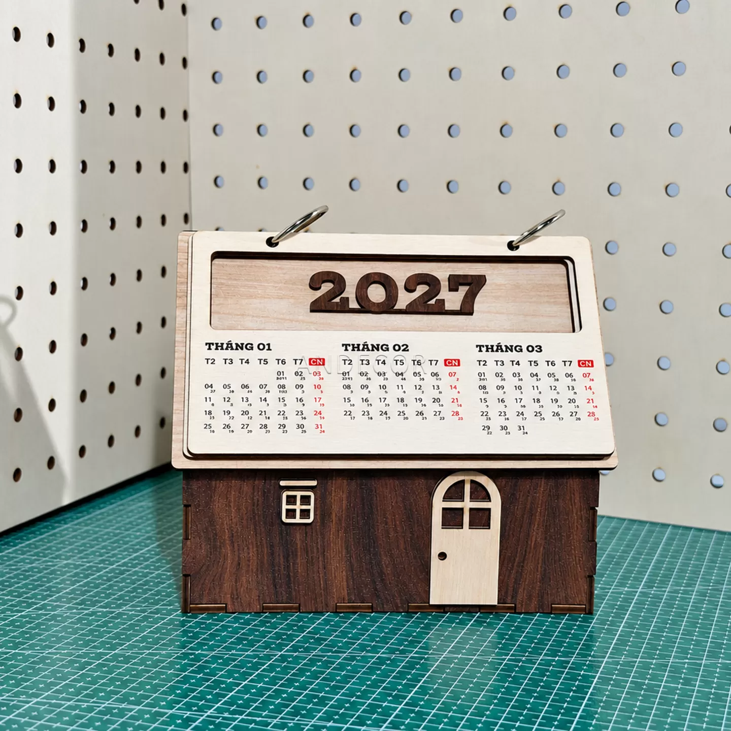 Lịch Gỗ Để Bàn 2027 Mô Hình Ngôi Nhà Tối Giản – Lịch Gỗ 3 Tháng In Logo Theo Yêu Cầu | ANDECOR