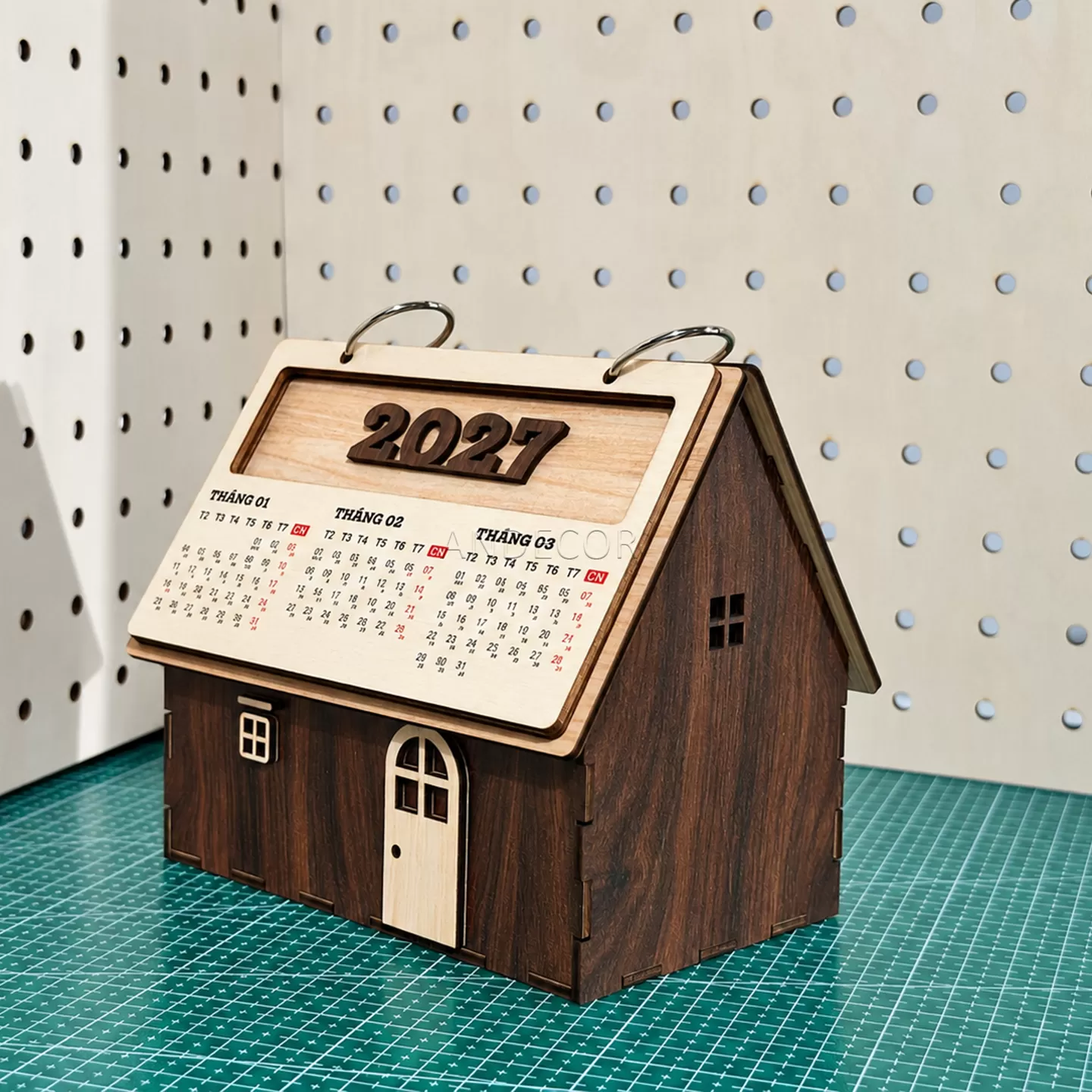 Lịch Gỗ Để Bàn 2027 Mô Hình Ngôi Nhà Tối Giản – Lịch Gỗ 3 Tháng In Logo Theo Yêu Cầu | ANDECOR