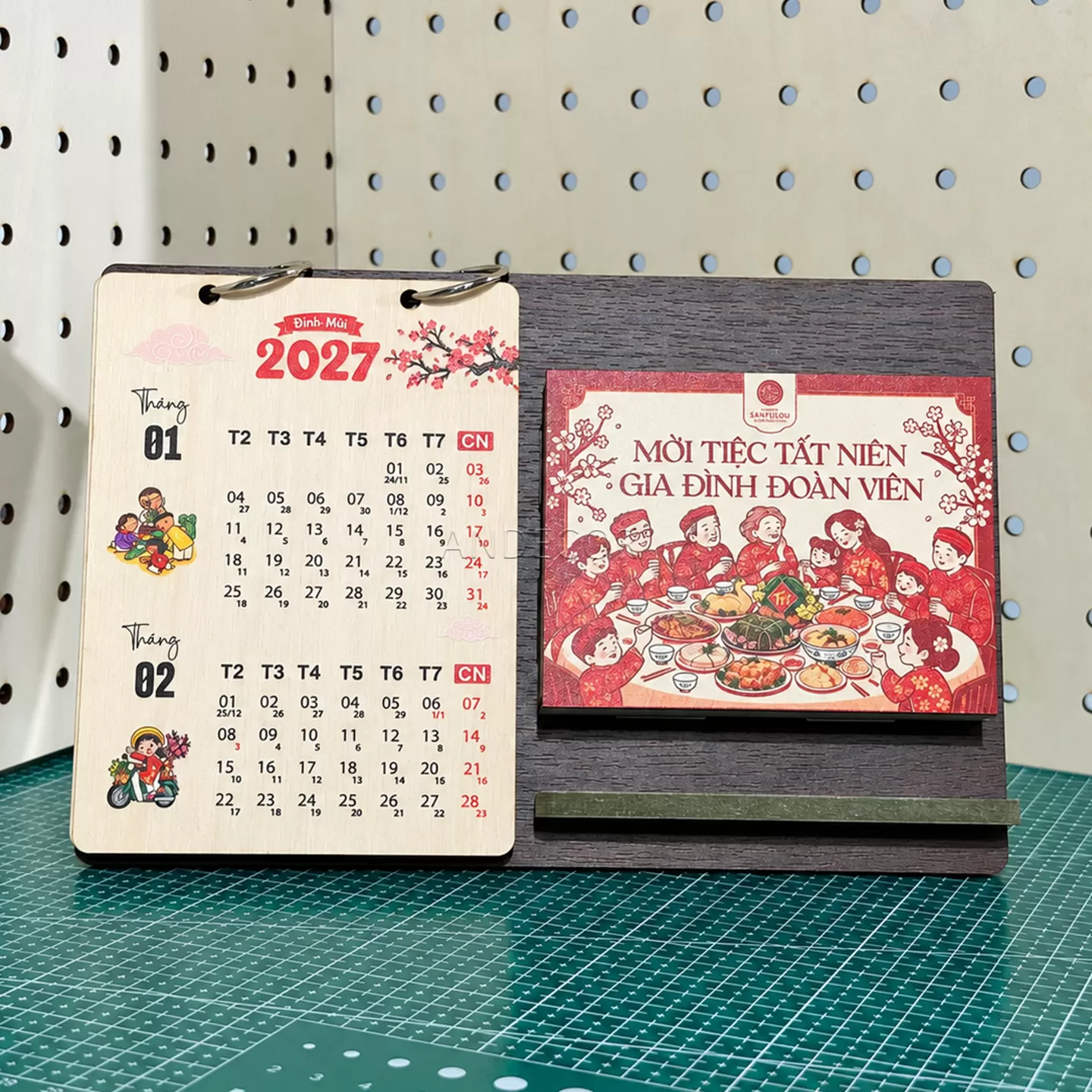 Lịch Gỗ Để Bàn 2027 Kết Hợp Khung Ảnh – Quà Tết Doanh Nghiệp In Logo Theo Yêu Cầu | ANDECOR