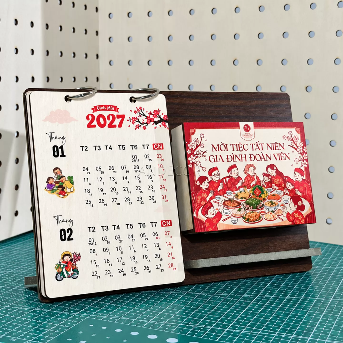 Lịch Gỗ Để Bàn 2027 Kết Hợp Khung Ảnh – Quà Tết Doanh Nghiệp In Logo Theo Yêu Cầu | ANDECOR