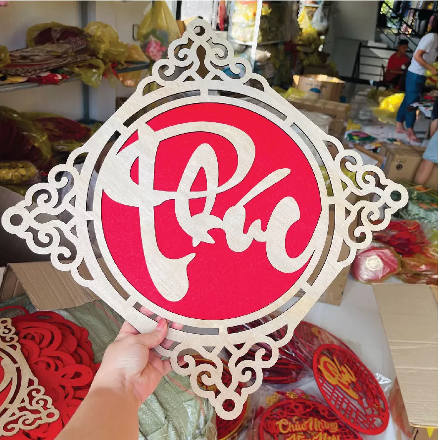 Biển treo gỗ tết chất liệu gỗ phối vải dạ dày dặn siêu đẹp trang trí năm mới