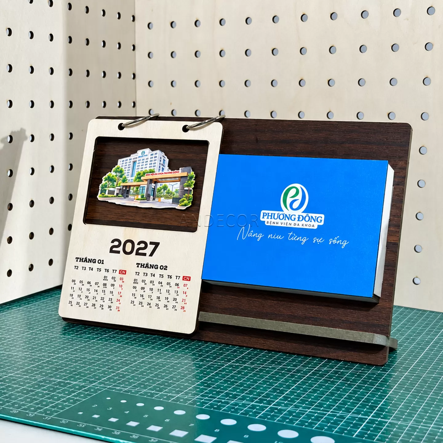 Lịch Gỗ Để Bàn 2027 Khung Hình 3D – Quà Tặng Doanh Nghiệp In Logo Theo Yêu Cầu | ANDECOR