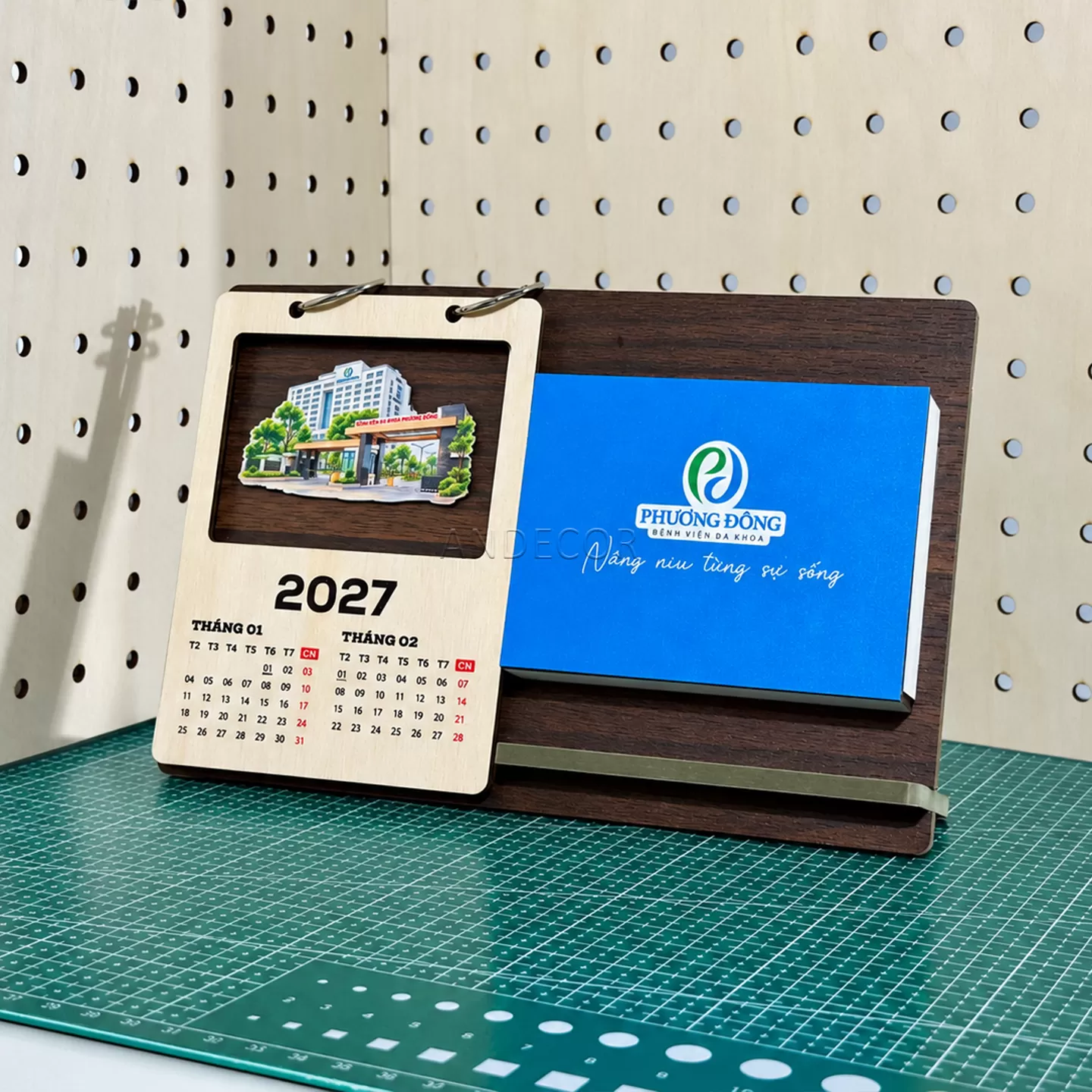 Lịch Gỗ Để Bàn 2027 Khung Hình 3D – Quà Tặng Doanh Nghiệp In Logo Theo Yêu Cầu | ANDECOR