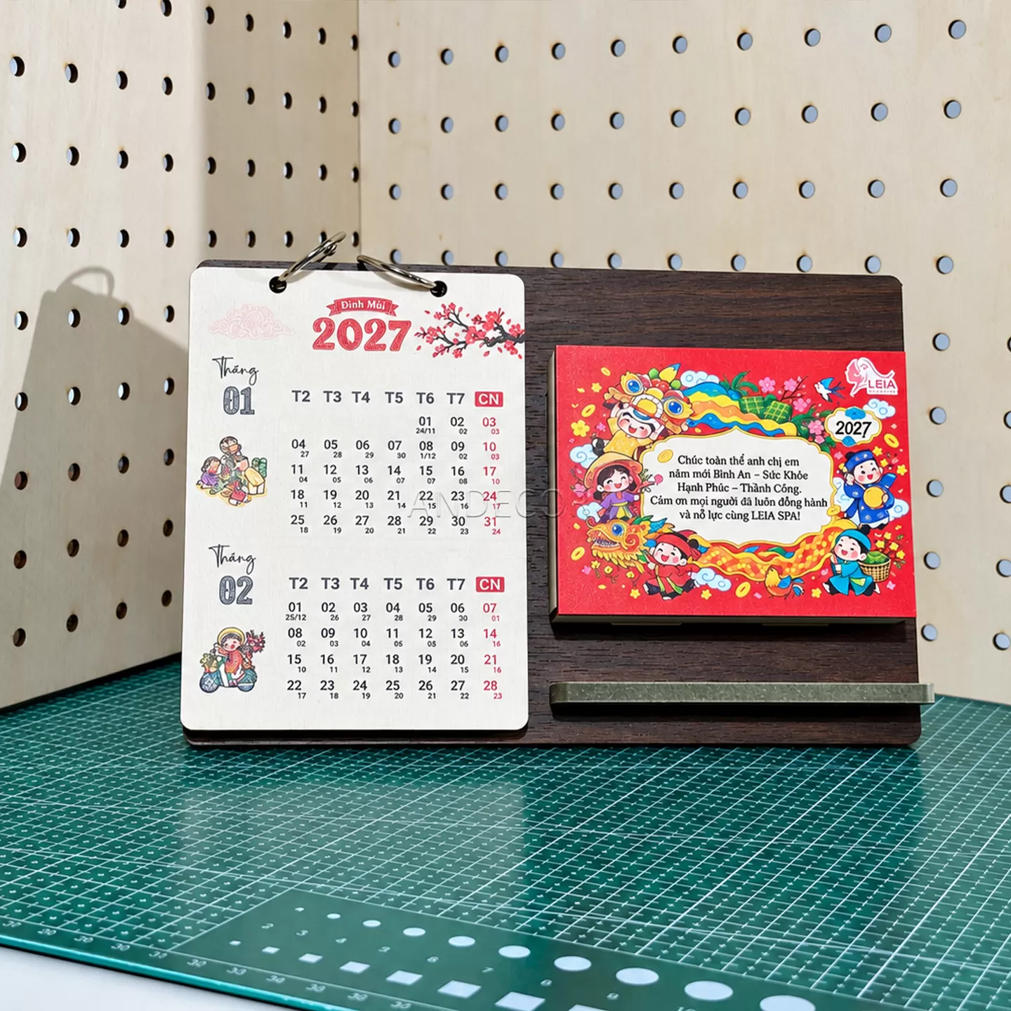 Lịch Gỗ Để Bàn 2027 Múa Lân Đón Xuân – Quà Tết Doanh Nghiệp In Logo Theo Yêu Cầu | ANDECOR