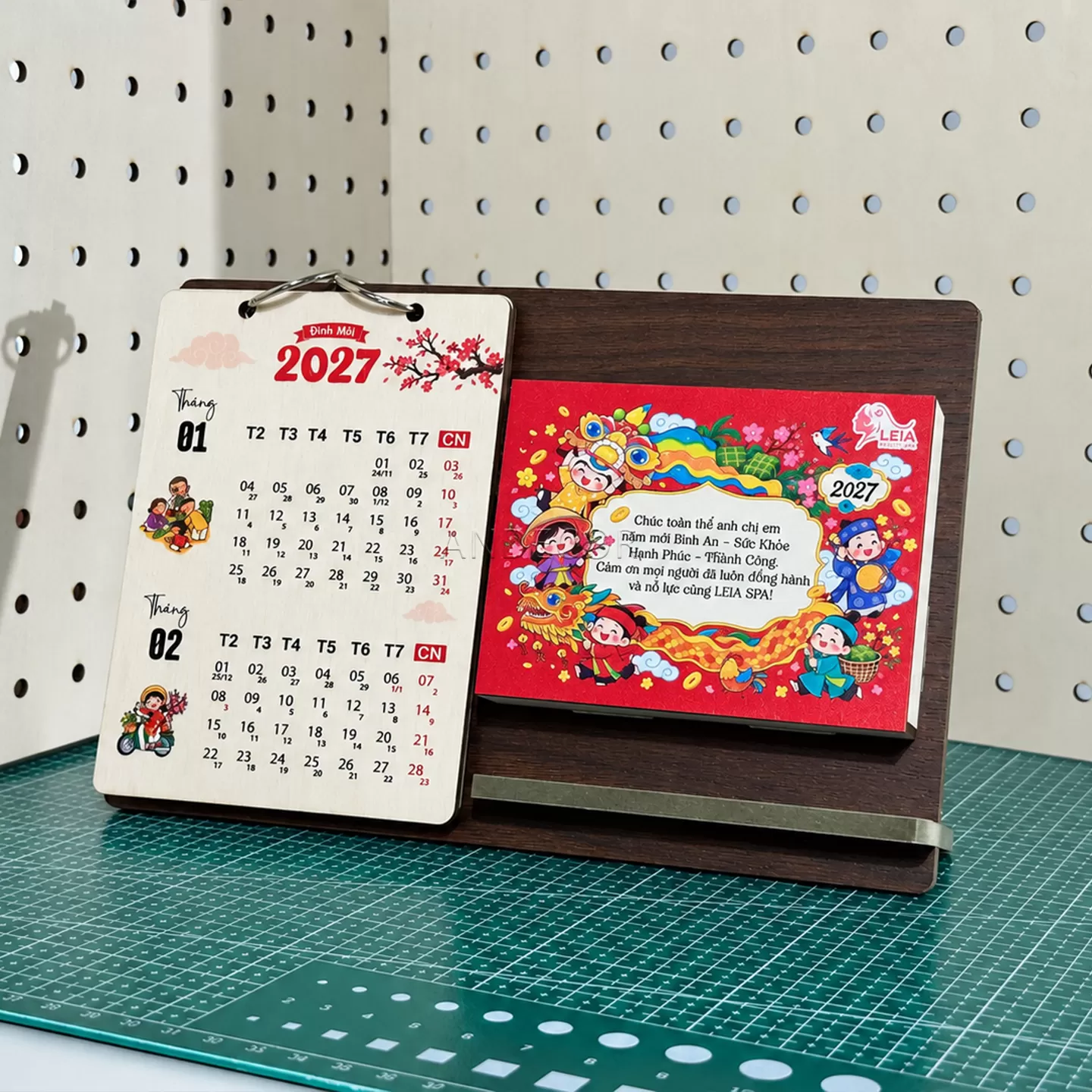 Lịch Gỗ Để Bàn 2027 Múa Lân Đón Xuân – Quà Tết Doanh Nghiệp In Logo Theo Yêu Cầu | ANDECOR
