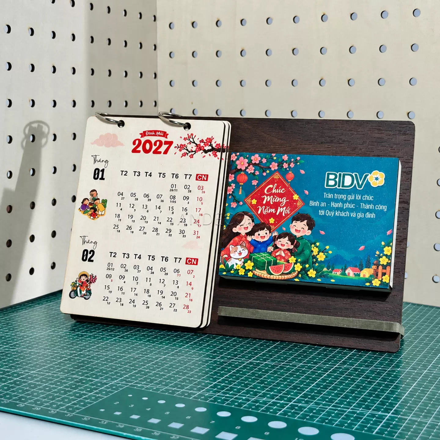 Lịch Gỗ Để Bàn 2027 Kết Hợp Khung Ảnh – Quà Tết Doanh Nghiệp In Logo Theo Yêu Cầu | ANDECOR