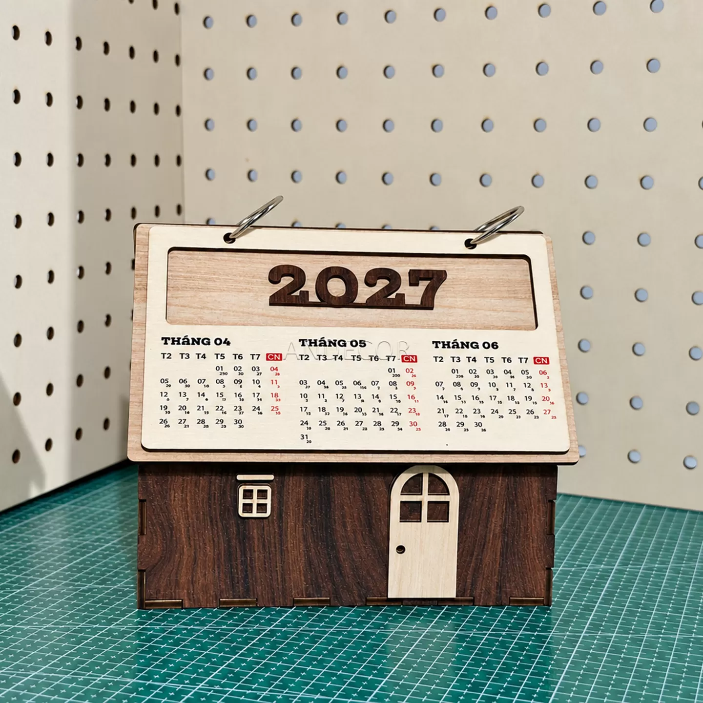 Lịch Gỗ Để Bàn 2027 Mô Hình Ngôi Nhà Tối Giản – Lịch Gỗ 3 Tháng In Logo Theo Yêu Cầu | ANDECOR