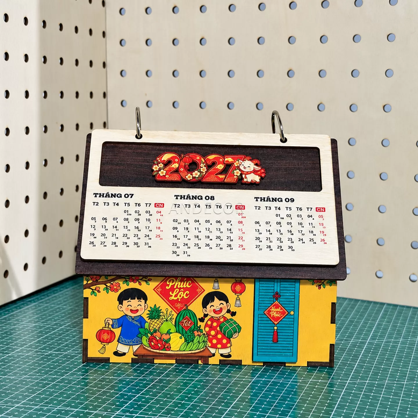 Lịch Gỗ Để Bàn 2027 Mô Hình Ngôi Nhà – Lịch Gỗ 3 Tháng Quà Tết In Logo Theo Yêu Cầu | ANDECOR (1)