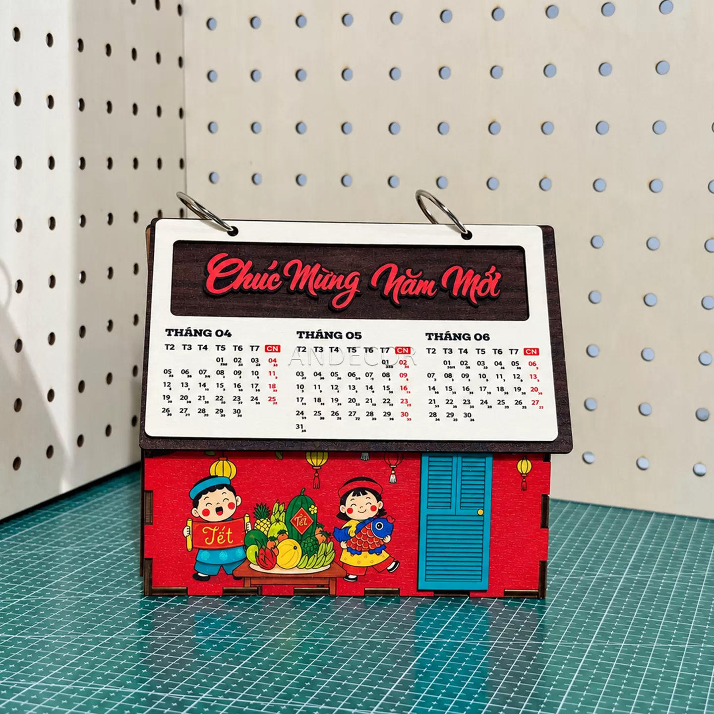 Lịch Gỗ Để Bàn 2027 Mô Hình Ngôi Nhà – Lịch Gỗ 3 Tháng Quà Tết In Logo Theo Yêu Cầu | ANDECOR