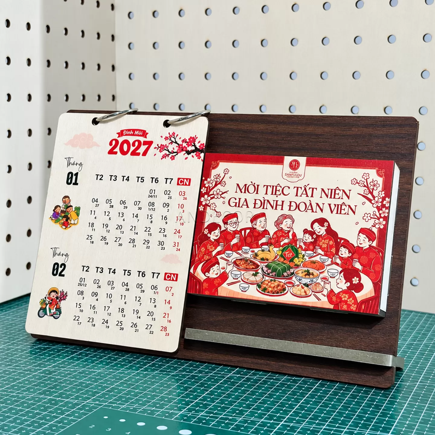Lịch Gỗ Để Bàn 2027 Kết Hợp Khung Ảnh – Quà Tết Doanh Nghiệp In Logo Theo Yêu Cầu | ANDECOR